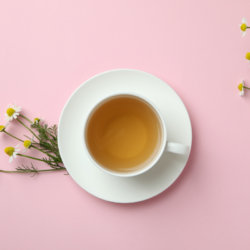 l'image représente une tasse de tisane sur un fond rose