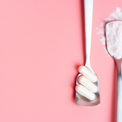 Comment rajeunir de 10 ans. l'image reprénsete deux cuillères avec des compléments alimentaires anti-âge