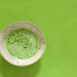 L'image représente une tasse de thé matcha pour illustrer les bienfaits du matcha