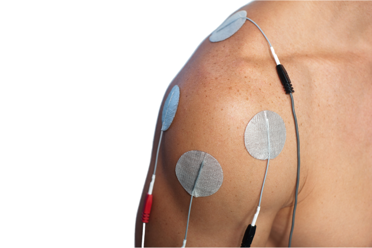 tens comment gérer mieux douleur. L'image représente une épaule avec des électrodes de tens pour calmer les tensions musculaires ou encore bloquer les signaux de la douleur.