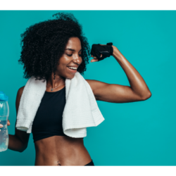 Femme afro-américaine sportive se tenant avec une bouteille d'eau, montrant son biceps et souriant, symbolisant la perte de poids saine et l'hydratation. Combien de temps faut-il pour perdre du poids