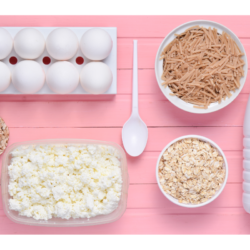 L'image représente différents aliments: oeufs, lait ... comment vivre avec une intolérance au lactose