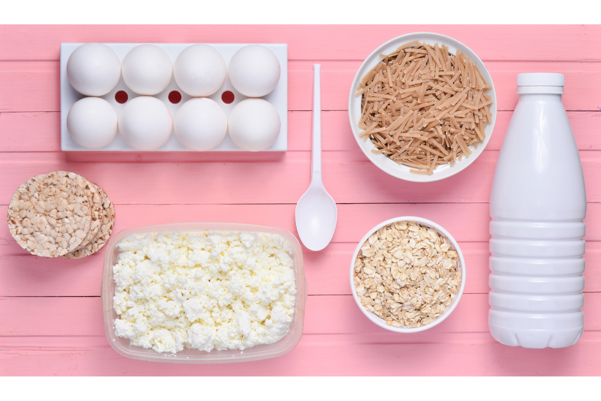 L'image représente différents aliments: oeufs, lait ... comment vivre avec une intolérance au lactose