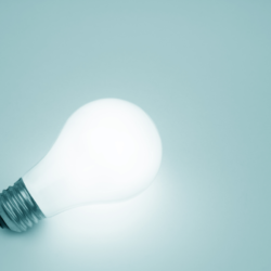 Quels sont les bienfaits de la luminothérapie. Une ampoule a led posée sur le sol