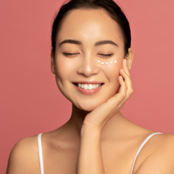 L'image représente une femme les yeux fermés en train de sourire.