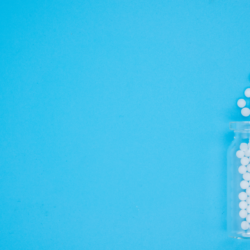 l'image représente des remèdes homéopathiques sur fond bleu. Comment l'homéopathie peut atténuer l'insuffisance rénale chronique