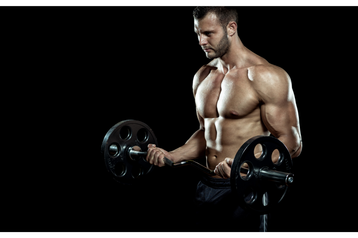 L'image représente un homme en train de faire du bicep curl à la barre. Comment récupérer plus vite après une séance de sport