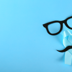 une moustache, des lunettes et le ruban du cancer de la prostate