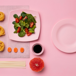 une assiette vide et une mutitude d'aliments sains à côté, pour décrire les différentes formes de jeûne