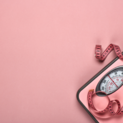 une balance, un mètre ruban. Comment retrouver sa silhouette d'avant bébé