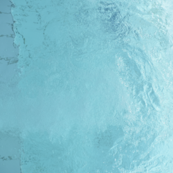 Cette image montre l'eau en mouvement, avec des bulles d'air et des vagues légères qui se forment sur une surface aquatique d'un bleu clair et pur. La lumière se reflète à travers l'eau, créant des motifs complexes et dansants qui évoquent la fraîcheur et la dynamique de l'hydrothérapie. L'eau, élément essentiel de cette thérapie, semble invitante et pourrait illustrer comment les traitements par l'eau stimulent et apaisent le corps. C'est une représentation visuelle apaisante qui complète le thème de l'hydrothérapie, soulignant son potentiel de guérison et de soulagement de la douleur.