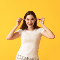 L'image représente une femme en train de mettre des protections auditives. Comment choisir ma protection auditive en fonction de mes activités