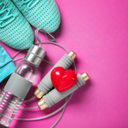 L'image représente des accessoires de sport et un cœur sur un fond rose. La berbérine : une alternative naturelle prometteuse dans la quête de la longévité