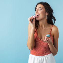 L'image représente une femme en train de savourer une sucrerie. Une Bouchée à la Fois Comment gérer les écarts alimentaires