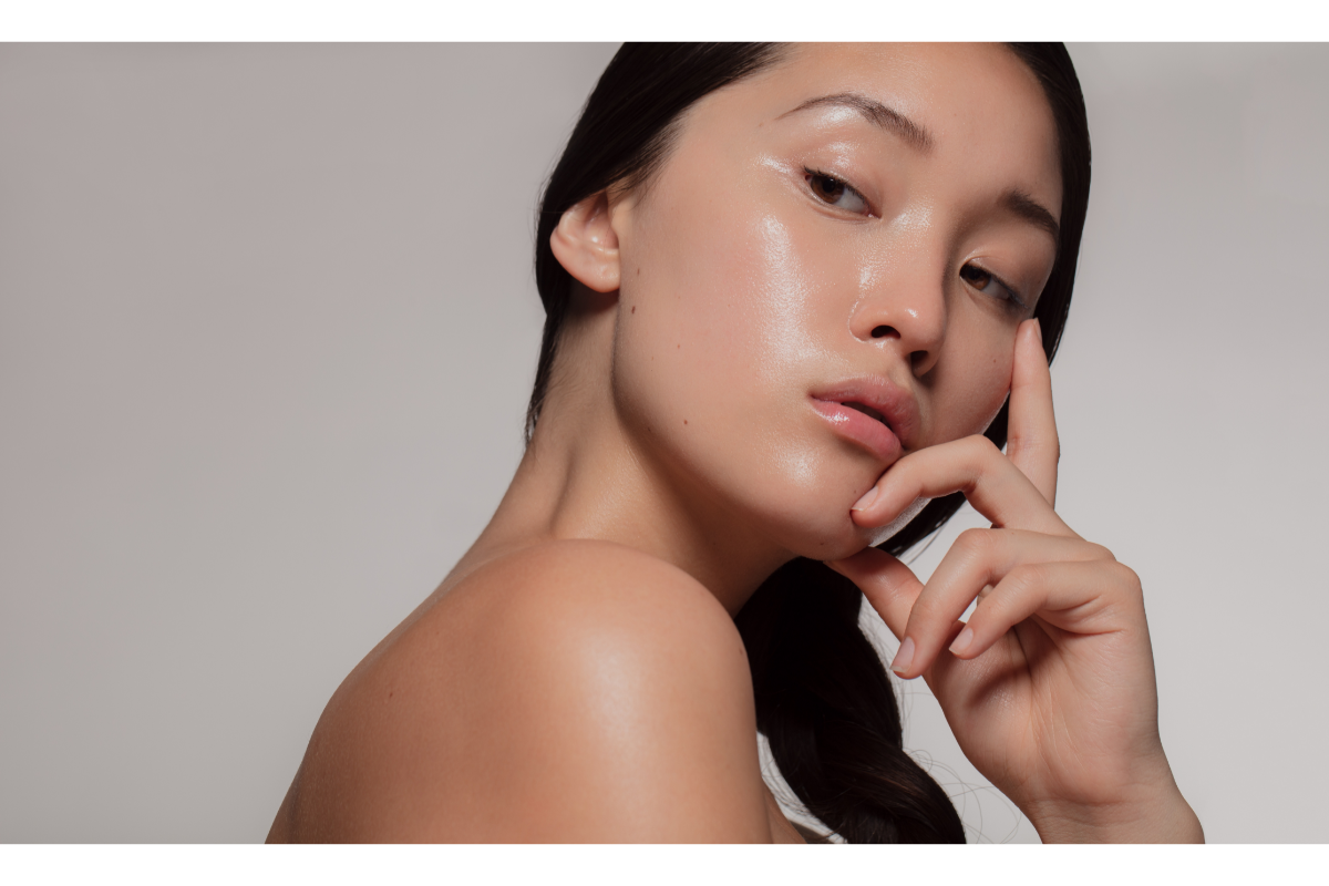 L'image représente une jeune femme avec une peau éclatante type glass skin. Routine IN & OUT : Une nouvelle façon de prendre soin de sa peau