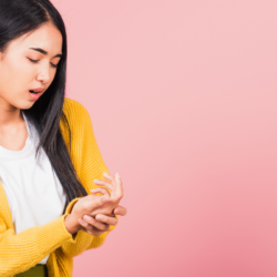 L'image représente une personne qui se tient les mains comme si elle avait des douleurs au niveau des articulations. Soulager les articulations avec cbd