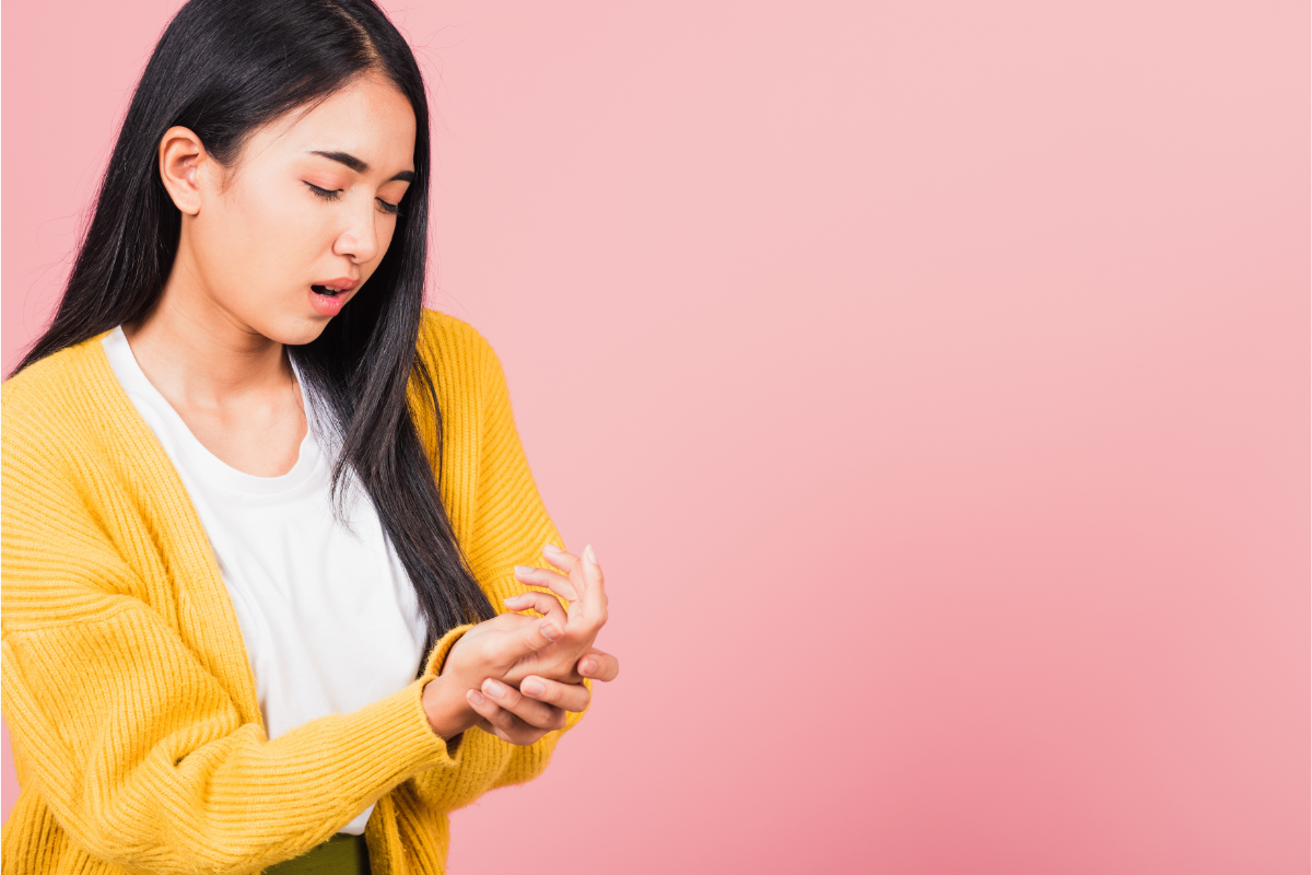 L'image représente une personne qui se tient les mains comme si elle avait des douleurs au niveau des articulations. Soulager les articulations avec cbd