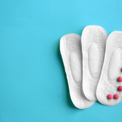 L'image représente des serviettes périodiques avec des comprimés rouges sur le côté comme si il s'agissait de perte de sang. Aménorrhée secondaire Je n'ai plus mes règles depuis plus de 3 mois