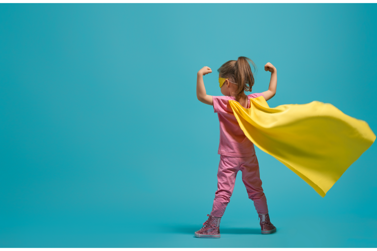 L'image représente une petite fille vec une cape de super héro. L'aromathérapie à la rescousse : Mon spray anti-monstres sous le lit, fait maison