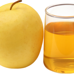 L'image représente un verre de vinaigre de cidre avec une pomme, sur un fond blanc. Les bienfaits vinaigre de cidre.