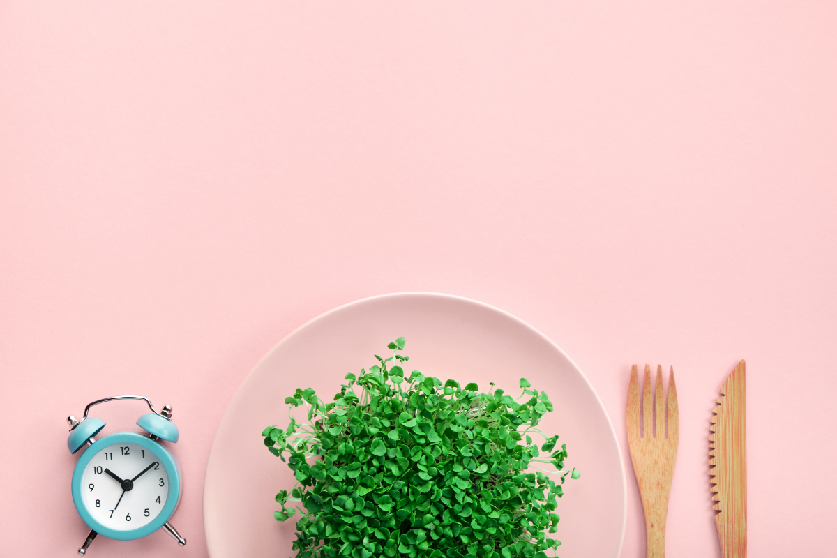 L'image représente une assiette avec des couverts et un rével pour illustrer la période de jeune. Décryptage du Régime OMAD Tout ce que vous avez toujours voulu savoir