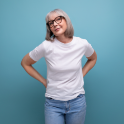 L'image représente une femme d'un certain âge qui semble prendre soin de sa peau. Quelle routine anti-âge après 50 ans. les meilleurs actifs anti âge pas chers