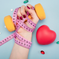 l'image représente une main qui tient une haltère jaune, avec un mètre ruban et un coeur rouge sur le côté.