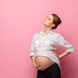L'image représente une femme enceinte avec une peau éclatante. Routine Skincare Visage Anti-âge pour Femme Enceinte