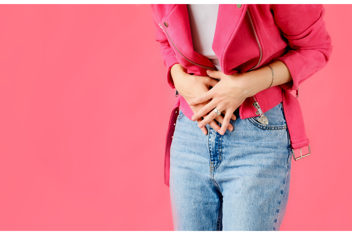 L'image représente une personne qui a mal au ventre, elle se met les mains sur le ventre. Stress maux de ventre et problèmes de peau
