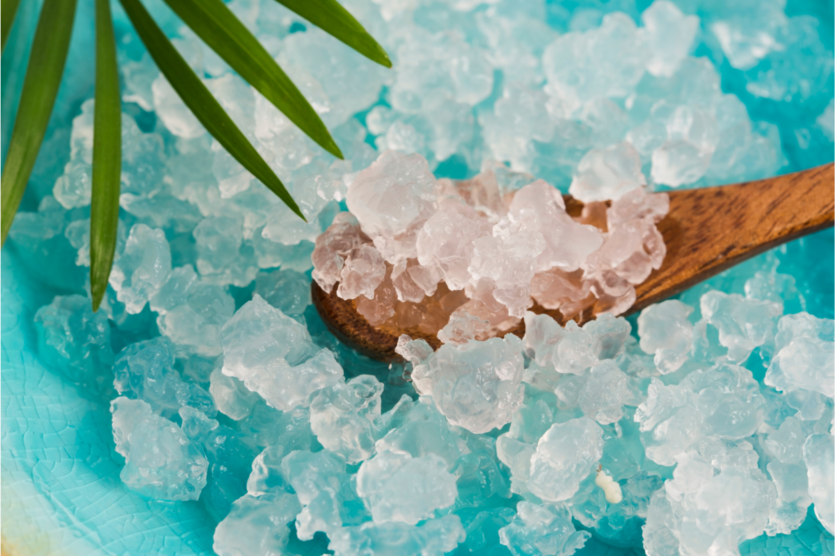 kéfir d'eau les bienfaits. l'image représente des grains de kéfir d'eau sur un fond bleu