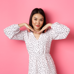 L'image représente une jeune femme avec un visage bien défini et tonique. Affiner son visage sans chirurgie grâce au Mewing