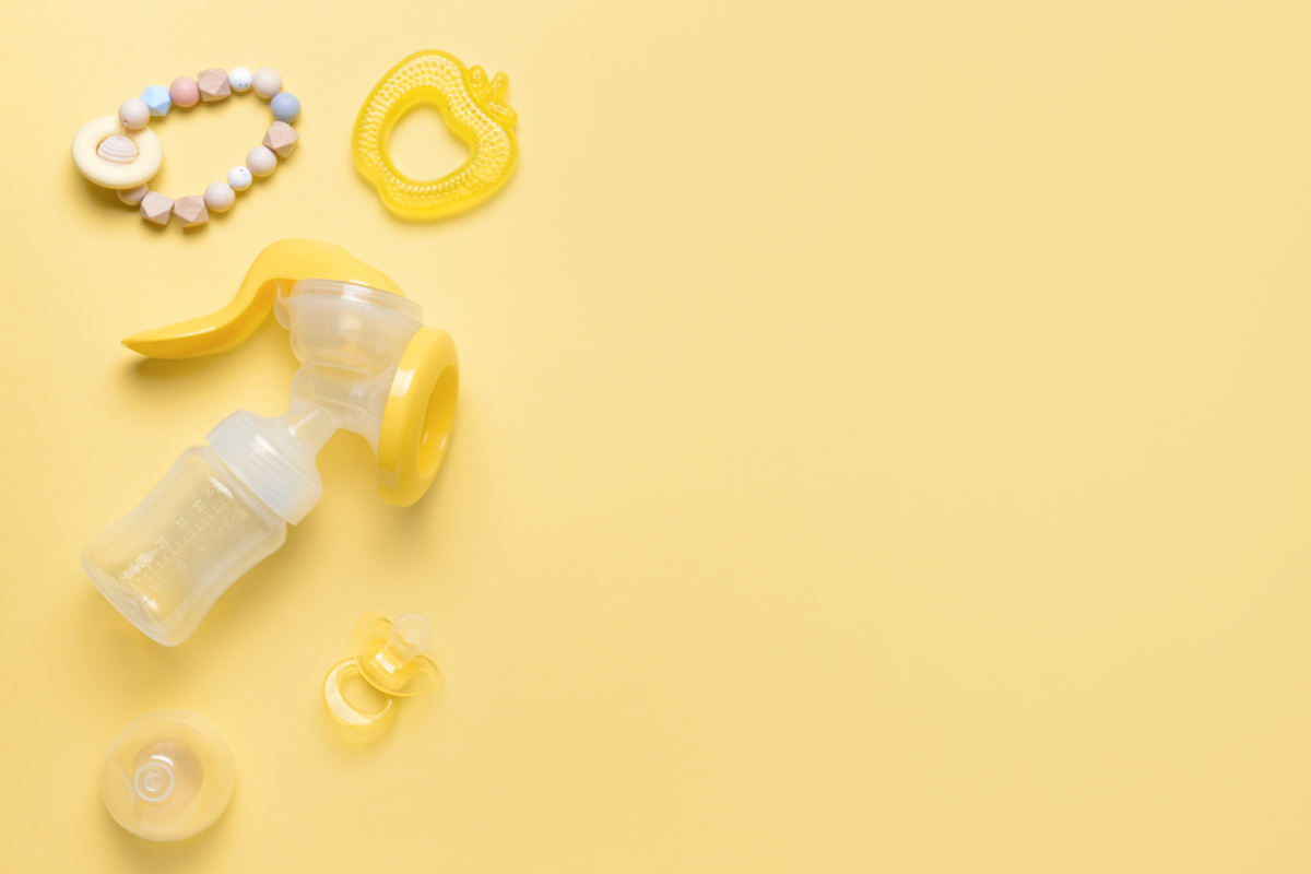 L'image représente des accessoires pour bébé sur un fond jaune. Comment soulager les bobos et douleurs liées à l'allaitement
