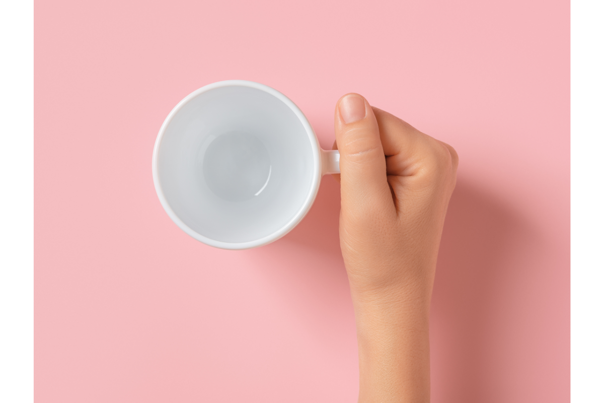 l'image représente une main qui tient une tasse de tisane minceur