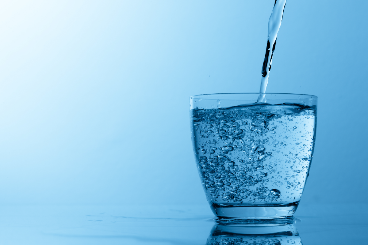 L'image représente un verre d'eau. Pourquoi vous devriez absolument boire un verre d'eau salée le matin