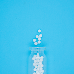 L'image représente une fiole contenant des granules d'homéopathie Qand utiliser le remède homéopathique Eugenia Jambosa