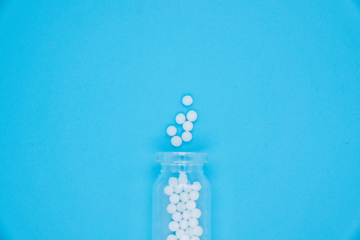 L'image représente une fiole contenant des granules d'homéopathie Qand utiliser le remède homéopathique Eugenia Jambosa