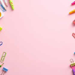 L'image représente des fournitures scolaires sur fond rose pour illustrer ma trousse homéopathique pour la rentrée des fournitures scolaires sur un fond rose