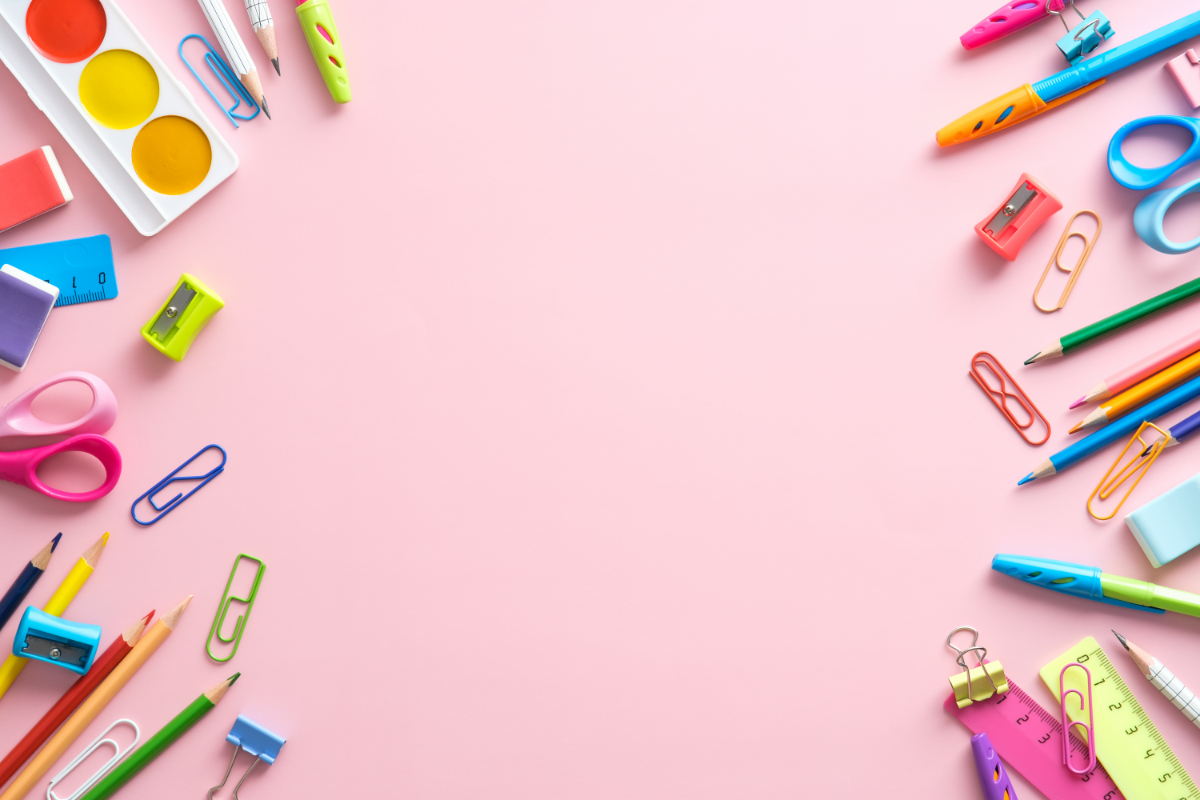 L'image représente des fournitures scolaires sur fond rose pour illustrer ma trousse homéopathique pour la rentrée des fournitures scolaires sur un fond rose