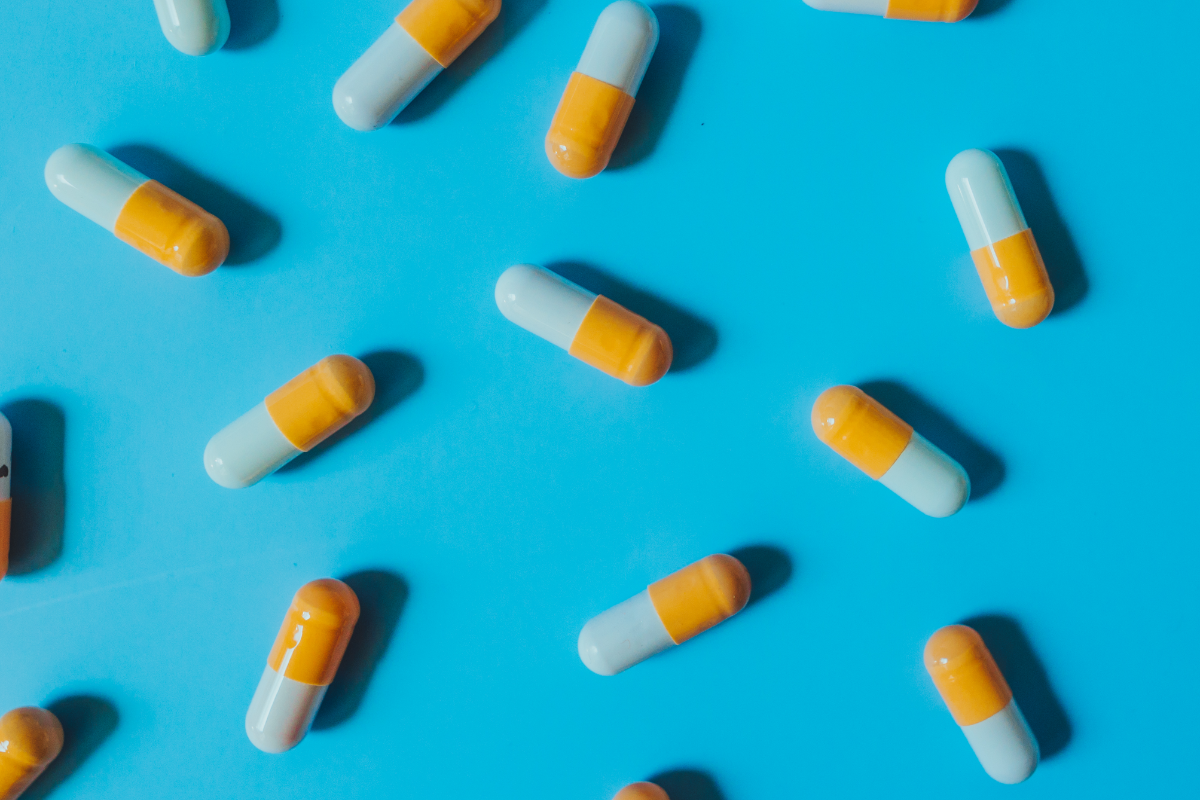 L'immagine mostra capsule bicolori blu e gialle su sfondo blu. spermidina fontana della giovinezza