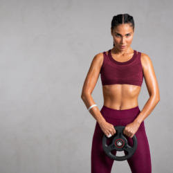 L'image représente une femme en train de faire du renforcement musculaire afin de prendre de la masse, gym bro, muscle mummy, bulk