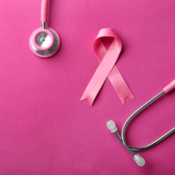 Das Bild zeigt ein Stethoskop sowie das Rosa Band. Brustkrebs Wie man sich in seinem Körper wohlfühlt