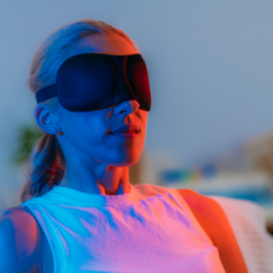 L'image représente une femme en train de faire une séance de luminothérapie avec des led rouges, red light therapy, mito red light, lumière rouge et impact sur la glycémie, remède naturel diabète