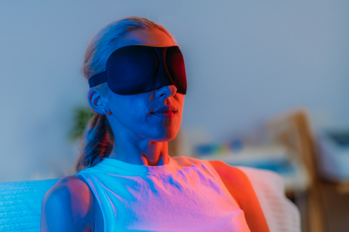 L'image représente une femme en train de faire une séance de luminothérapie avec des led rouges, red light therapy, mito red light, lumière rouge et impact sur la glycémie, remède naturel diabète