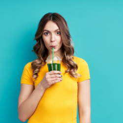 Green Giant La Boisson Anti-Âge de Bryan Johnson. impact de l'alimentation et épigénétique. L'image représente une jeune femme en train de boire la boisson préférée de Bryan Johnson, Green giant