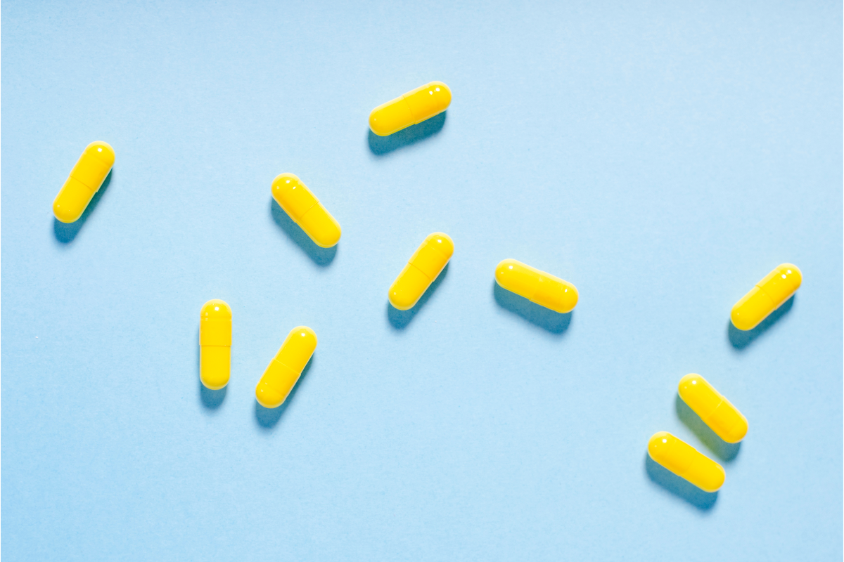 limage représente des gélules jaune sur un fond bleu ciel