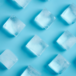 L'image représente des glaçons sur un fond bleu. Les bienfaits du bain de glace ou cold plunge