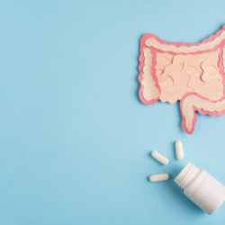 l'image représente des intestins et un flacon de probiotiques pour illustrer l'impact des médicaments sur le microbiote intestinal