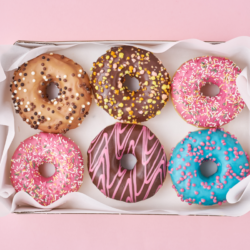 l'image représente un plateau de donus