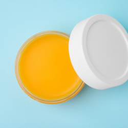 l'image représente un pote de crème occlusive