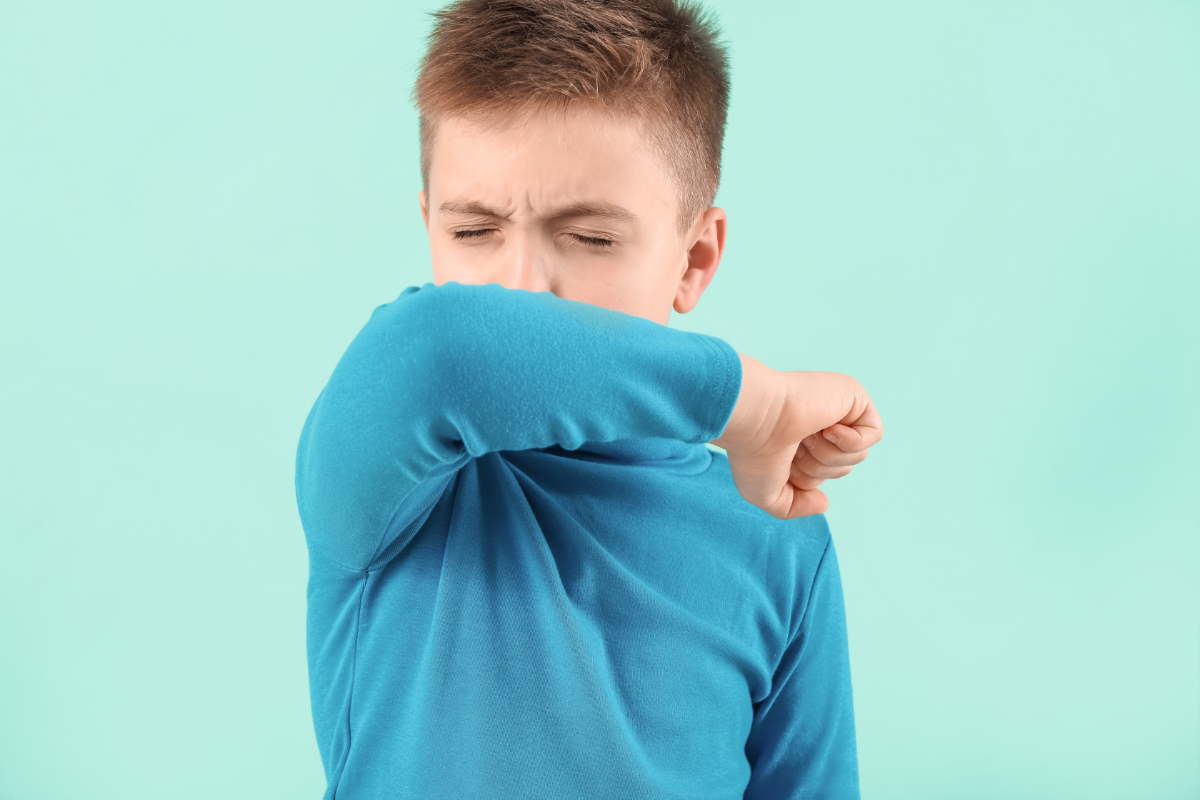 l'image représente un enfant qui tousse, atteint d'une Pneumopathie à mycoplasma pneumoniae